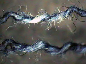 Filo di cucitura con microlacerazioni durante la fase di finissaggio in capo