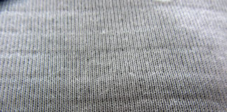 Esempio di barratura, uno dei difetti più frequenti del nylon.